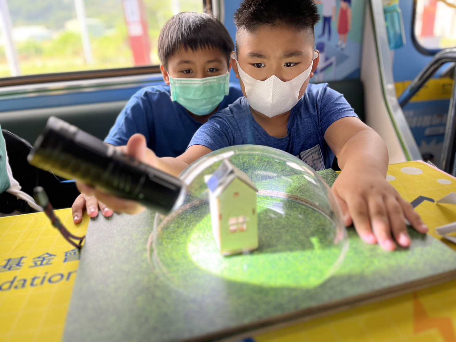 人生就是博參與基礎科學主題車廂，以STEAM教學精神，設計「逐日科學家」、「太陽能工程師」以及「淨零建築師」三大能源科普課程和實驗